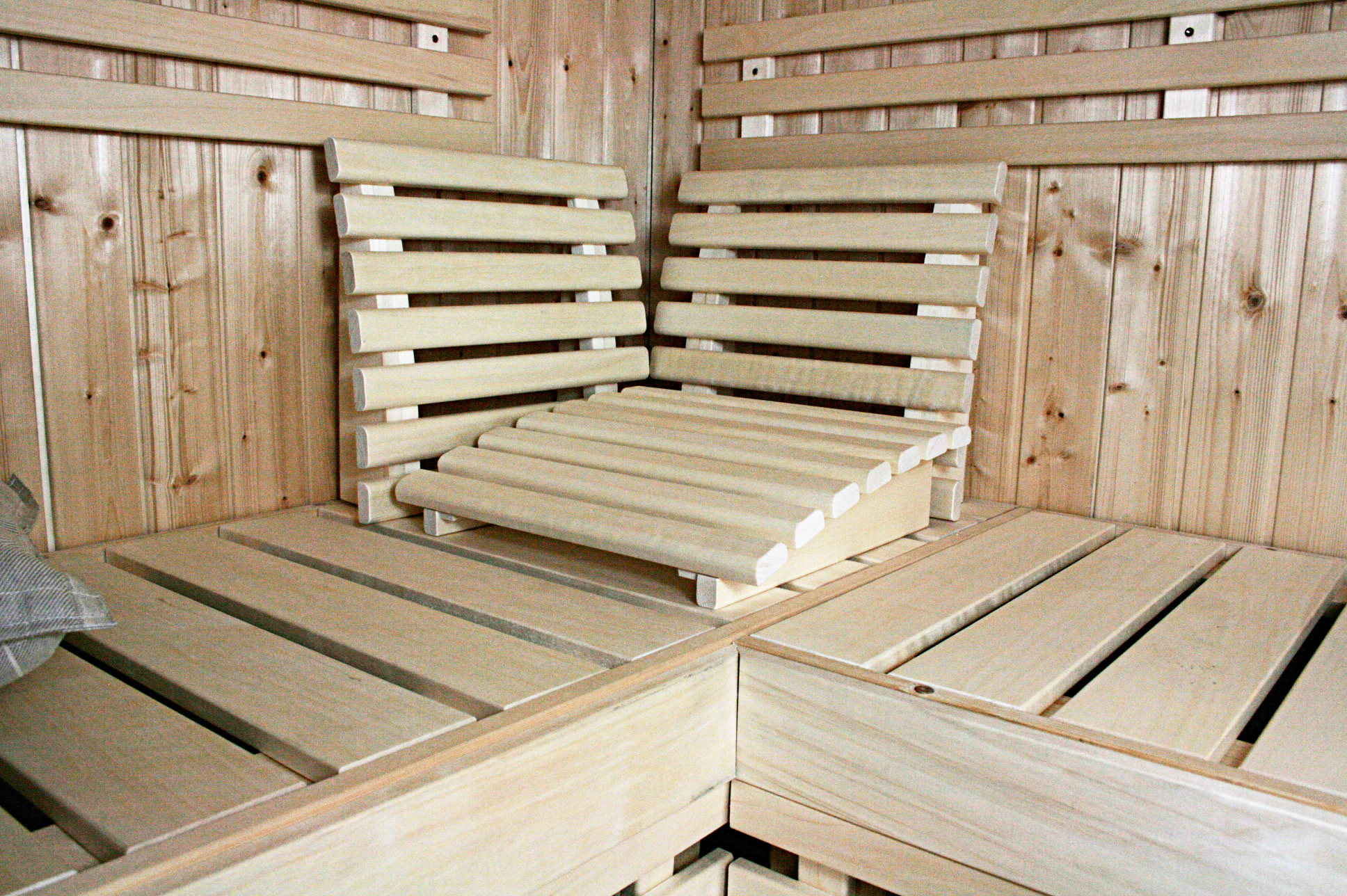 Karibu Kopfstütze Premium Set aus Holz, im Garten aufgebaut