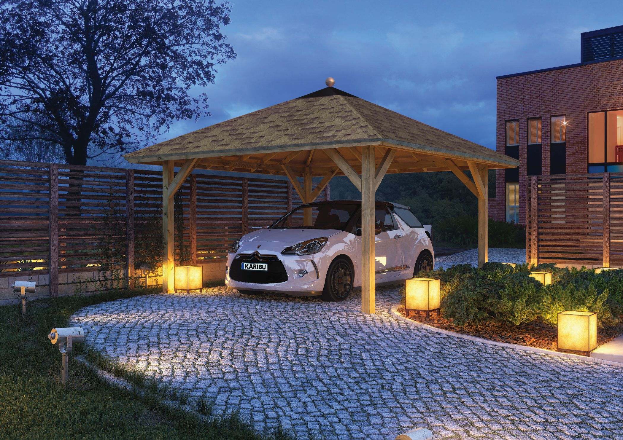 Karibu Carport Kirn 1 aus KDI-Massivholz mit Walmdach im Garten aufgebaut