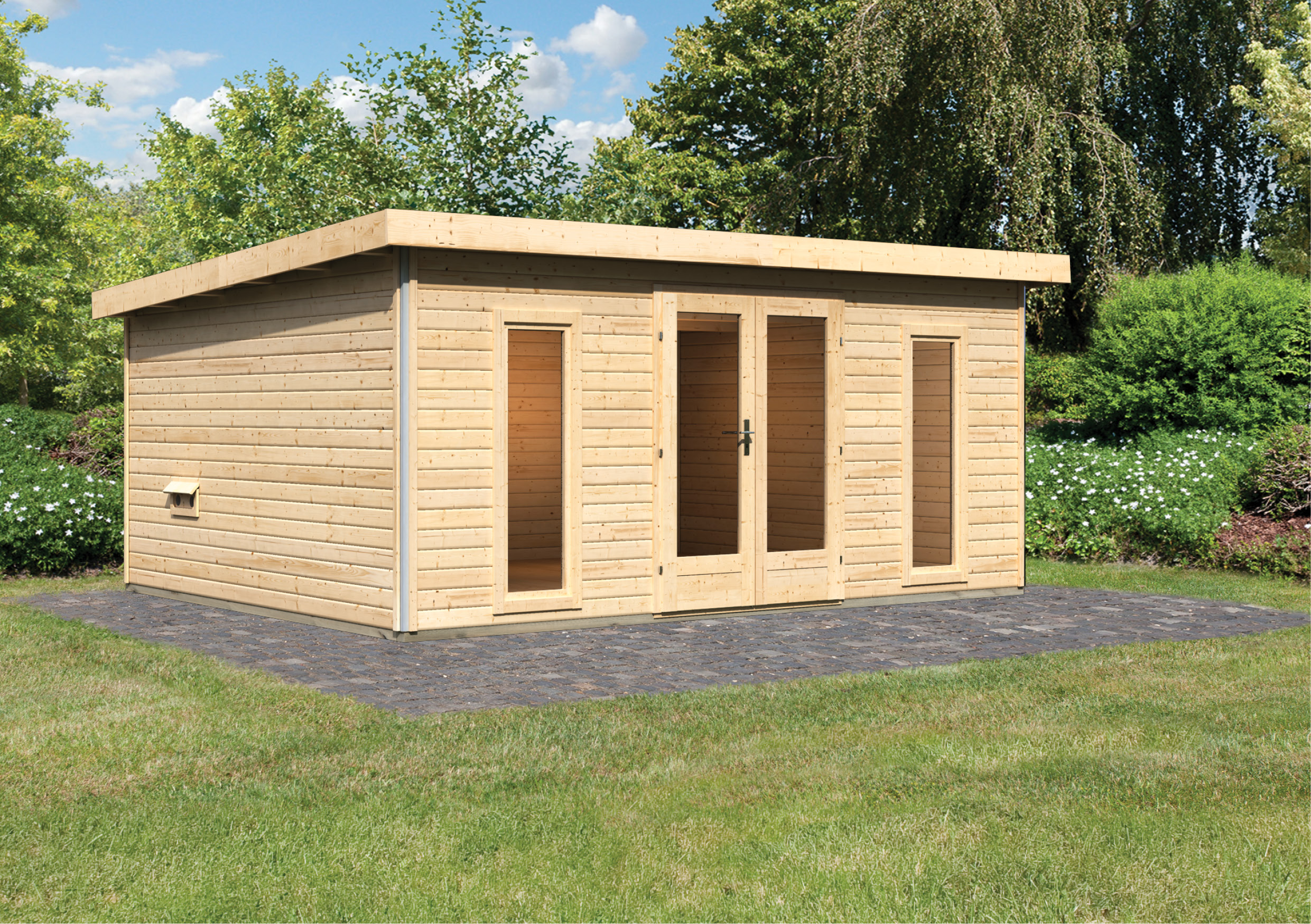 Karibu Saunahaus Mainburg 4 als Gartensauna aus Massivholz im Garten mit Glasfront
