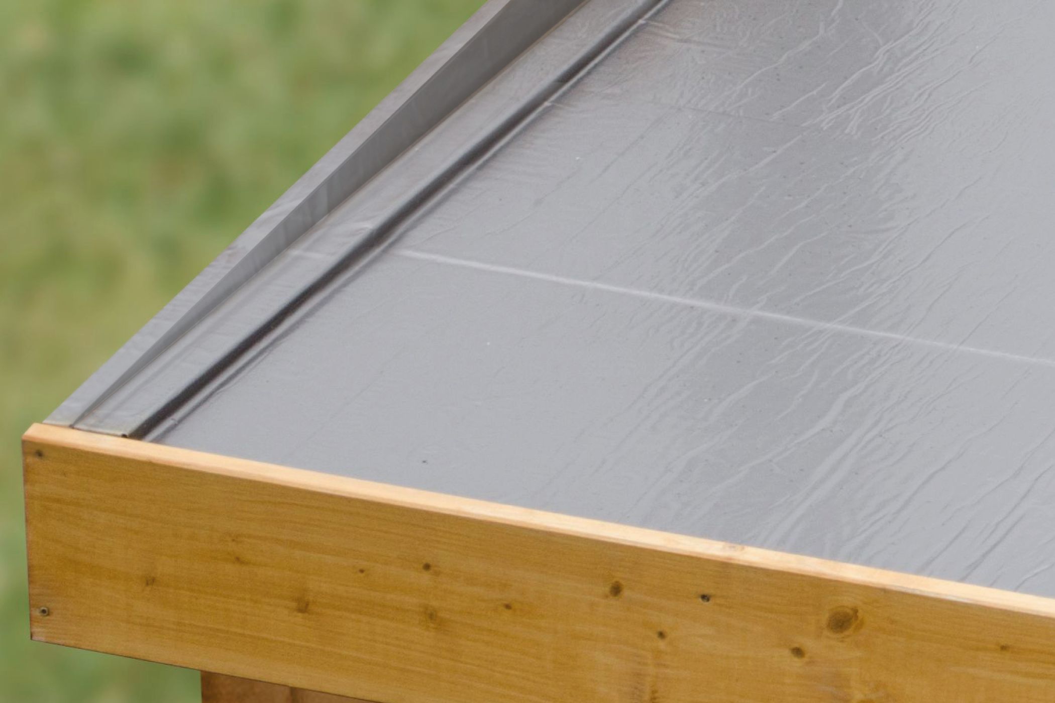 Aufbaudarstellung des Karibu Grillpavillon mit Pfosten, Querverbindern und Flachdach im Überblick