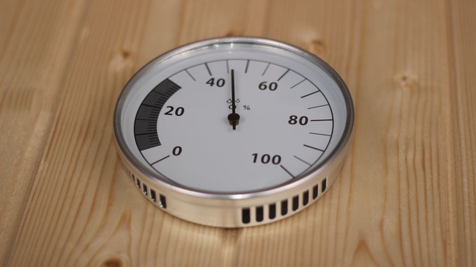 Karibu Hygrometer Classic aus Holz, im Garten aufgebaut
