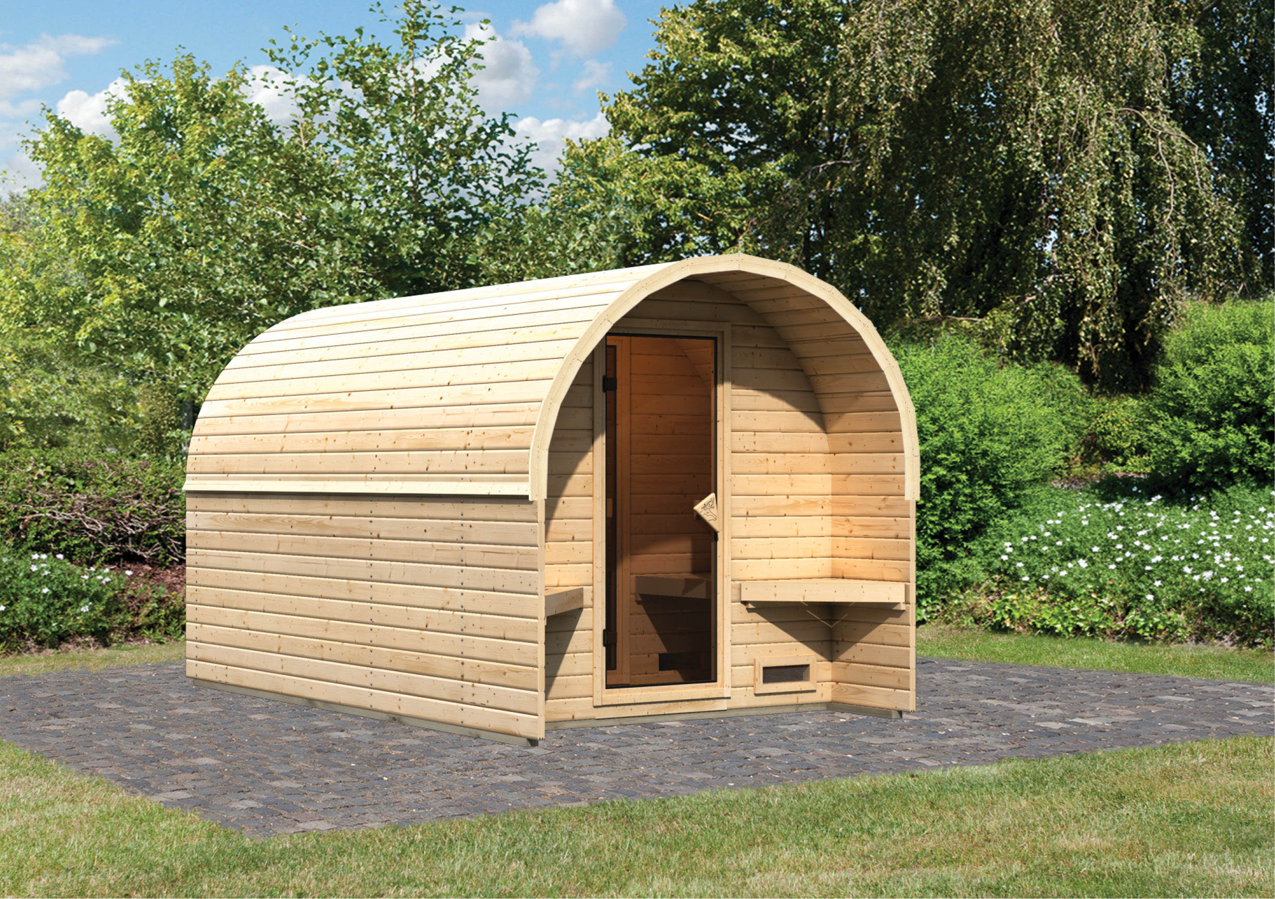 Karibu Fasshaus 3 aus Holz, im Garten aufgebaut