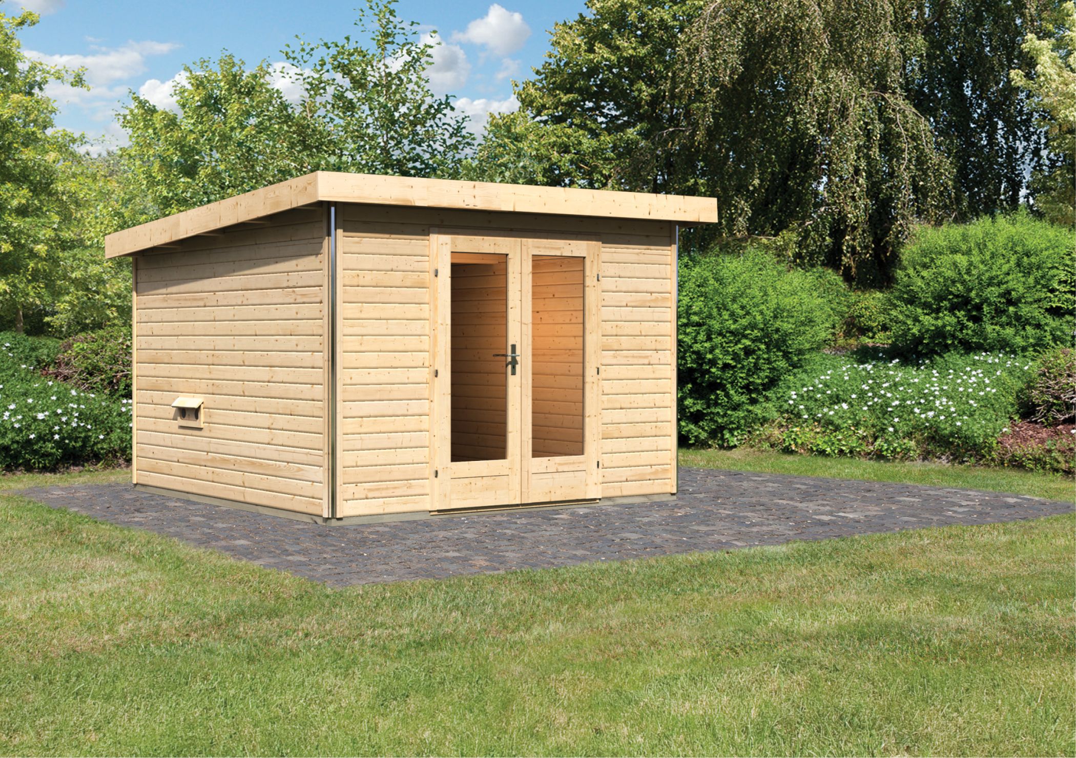 Karibu Saunahaus Mainburg 1 als Gartensauna aus Massivholz im Garten mit Glasfront