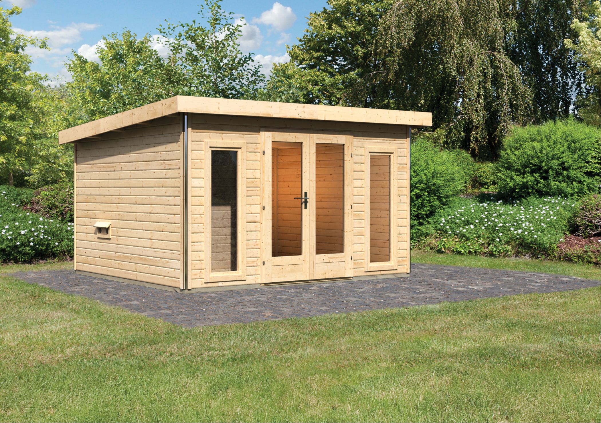 Karibu Saunahaus Mainburg 2 als Gartensauna aus Massivholz im Garten mit Glasfront