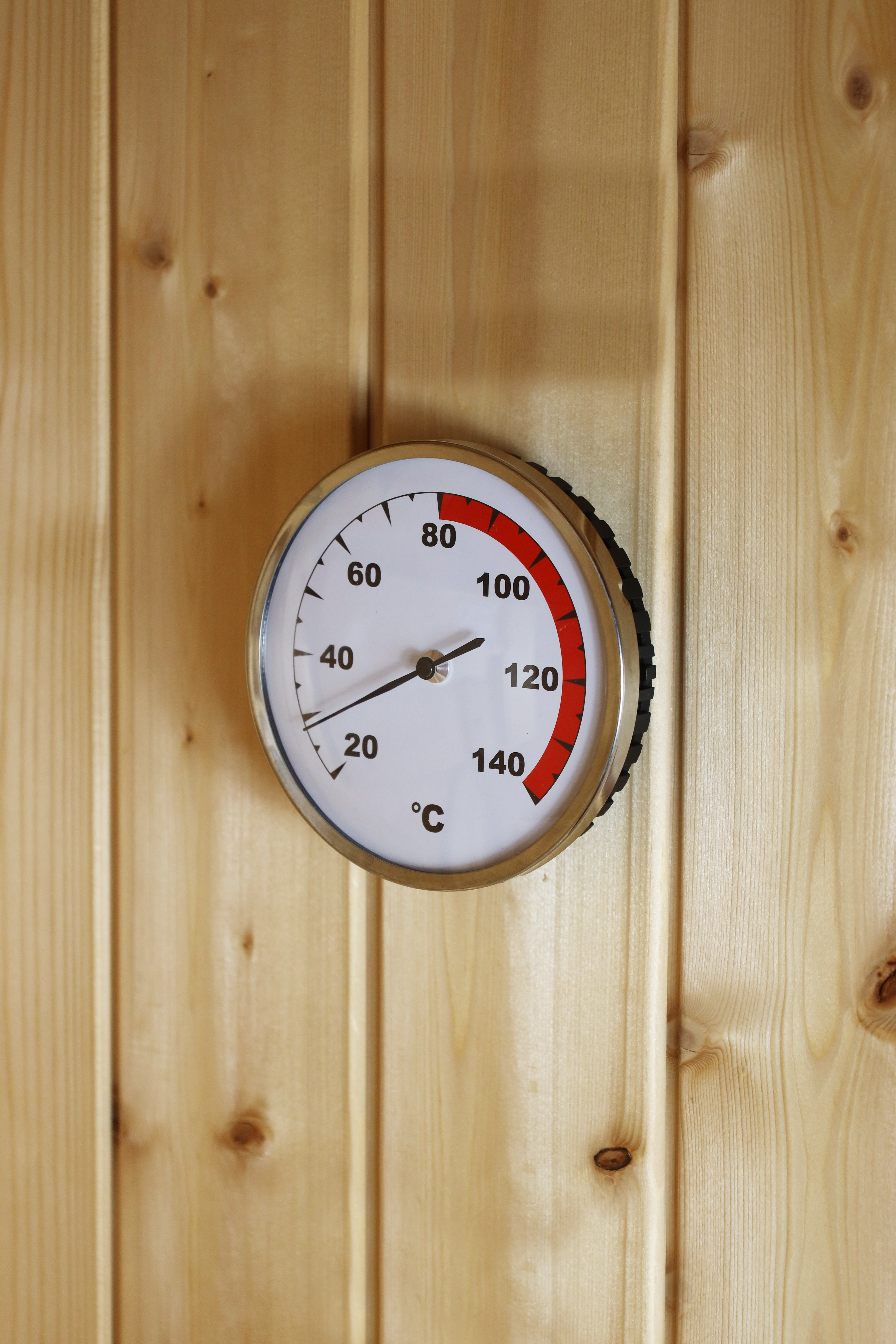 Karibu Thermometer Classic aus Holz, im Garten aufgebaut