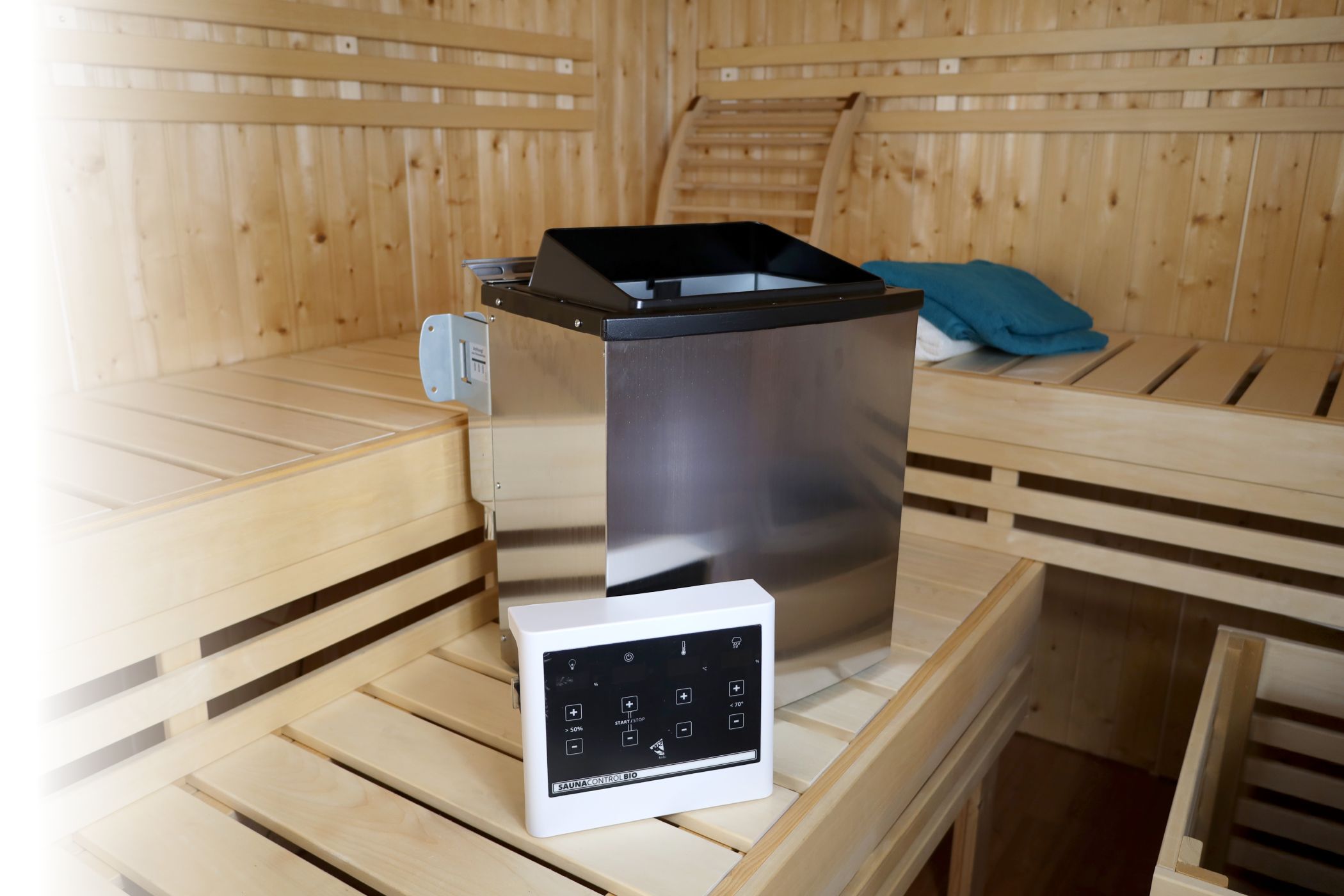 Karibu Saunahaus Hytti 3 als Gartensauna aus Massivholz im Garten mit Glasfront