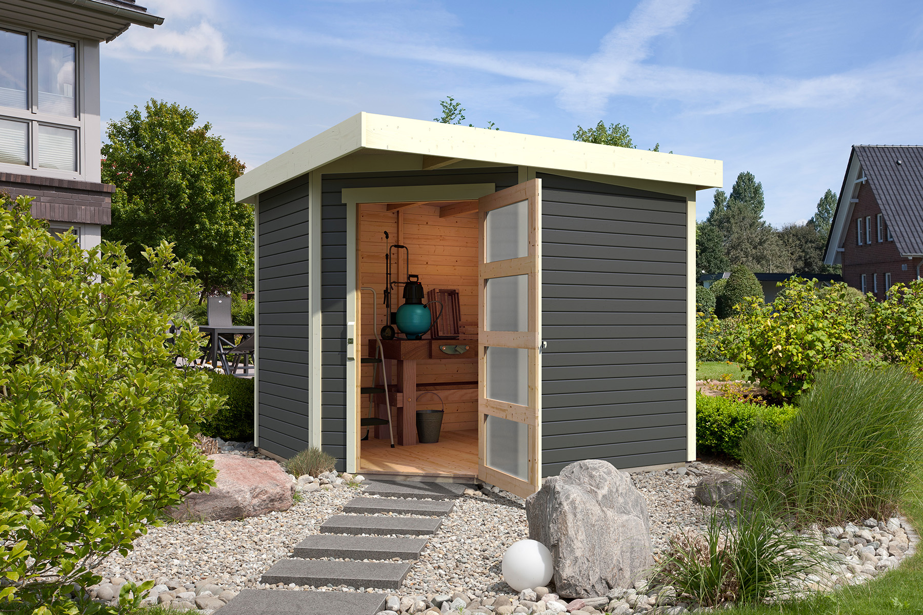 Karibu Gerätehaus Schwandorf 5 in Terragrau im Garten