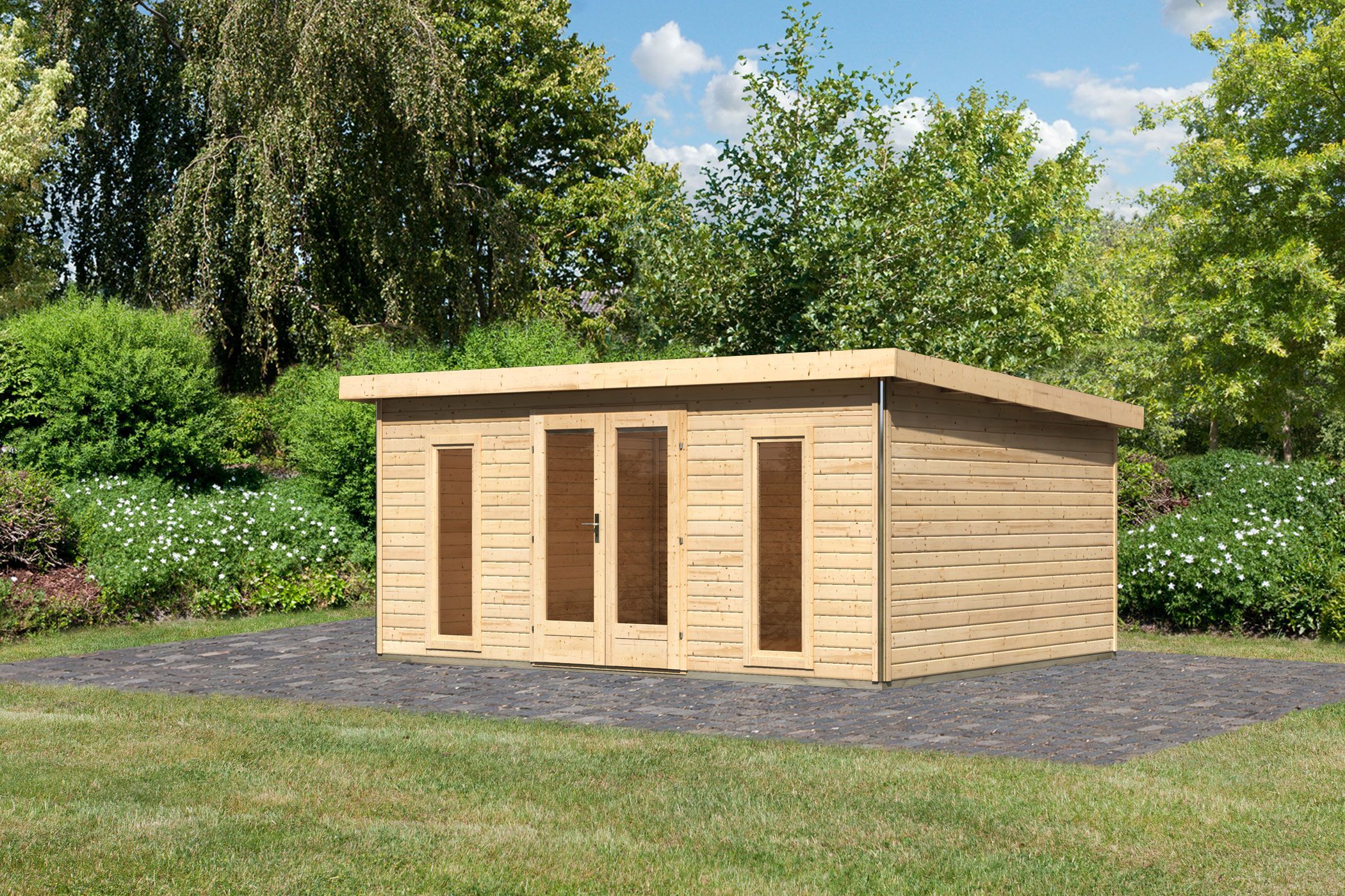 Karibu großes Poolhaus Radeburg 4 aus Holz, im Garten aufgebaut