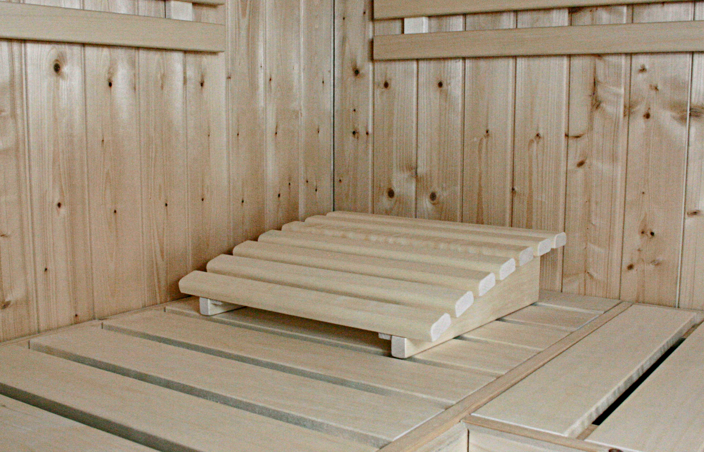 Karibu Kopfstütze Premium aus Holz, im Garten aufgebaut
