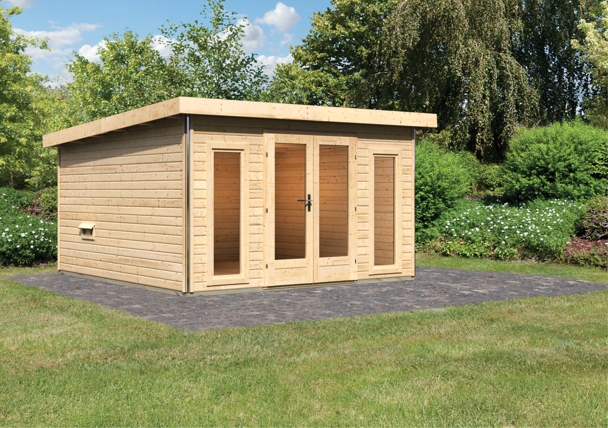 Karibu Saunahaus Mainburg 3 als Gartensauna aus Massivholz im Garten mit Glasfront