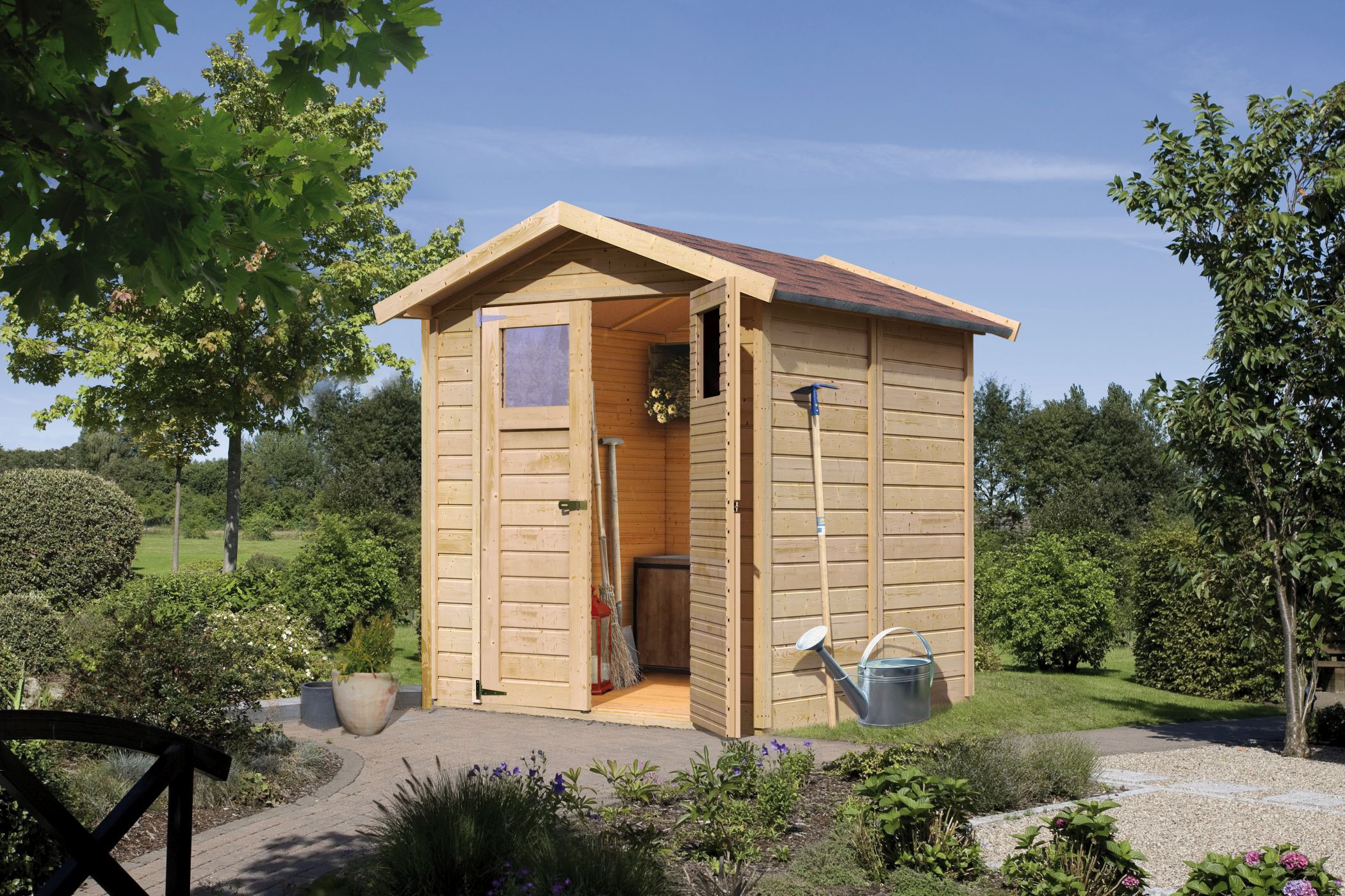 Karibu kleines Gerätehaus Dahme 3 aus Holz, im Garten aufgebaut