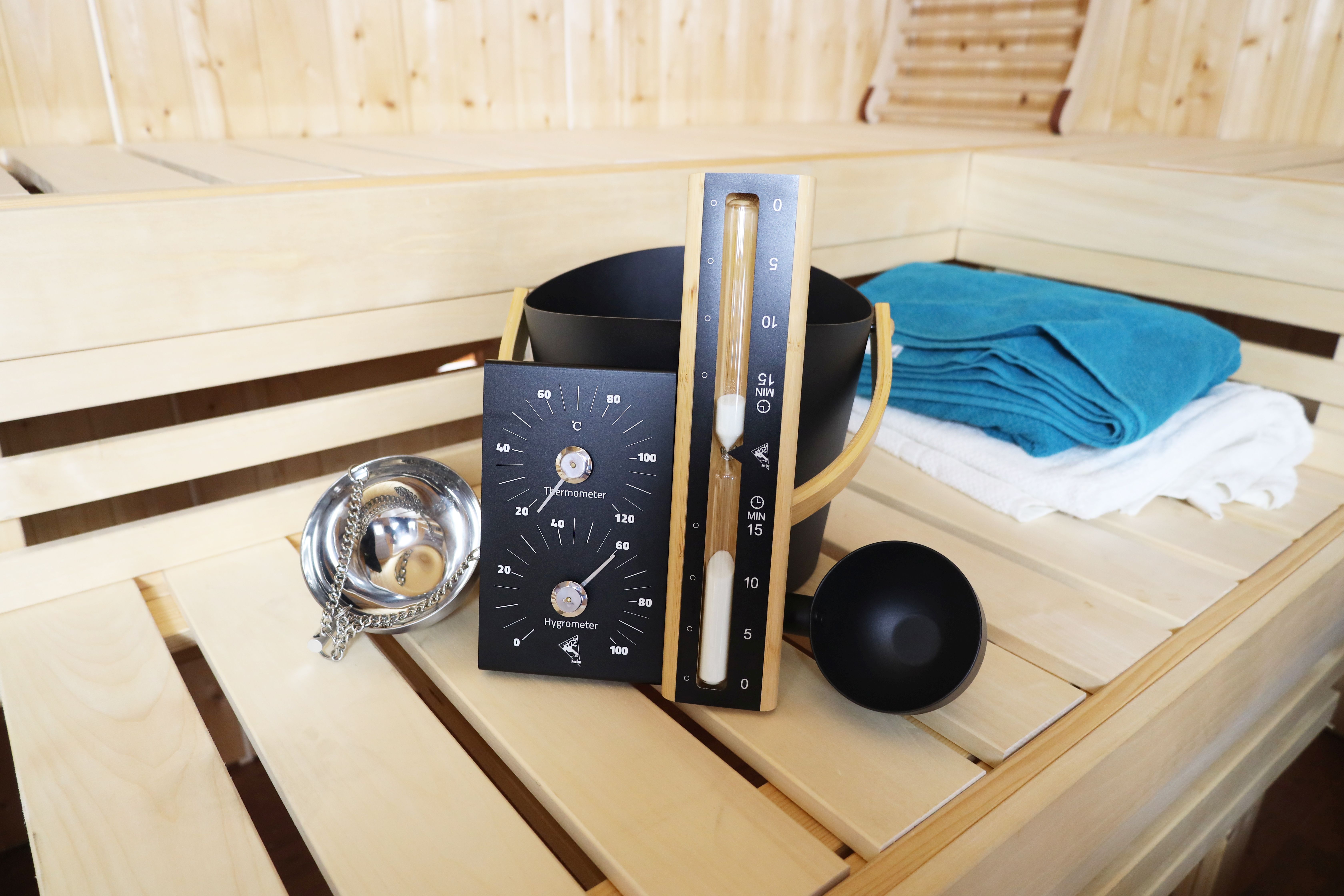 Aufbaudarstellung der Karibu Saunazubehörset Premium 5 Teilig mit allen Bauteilen